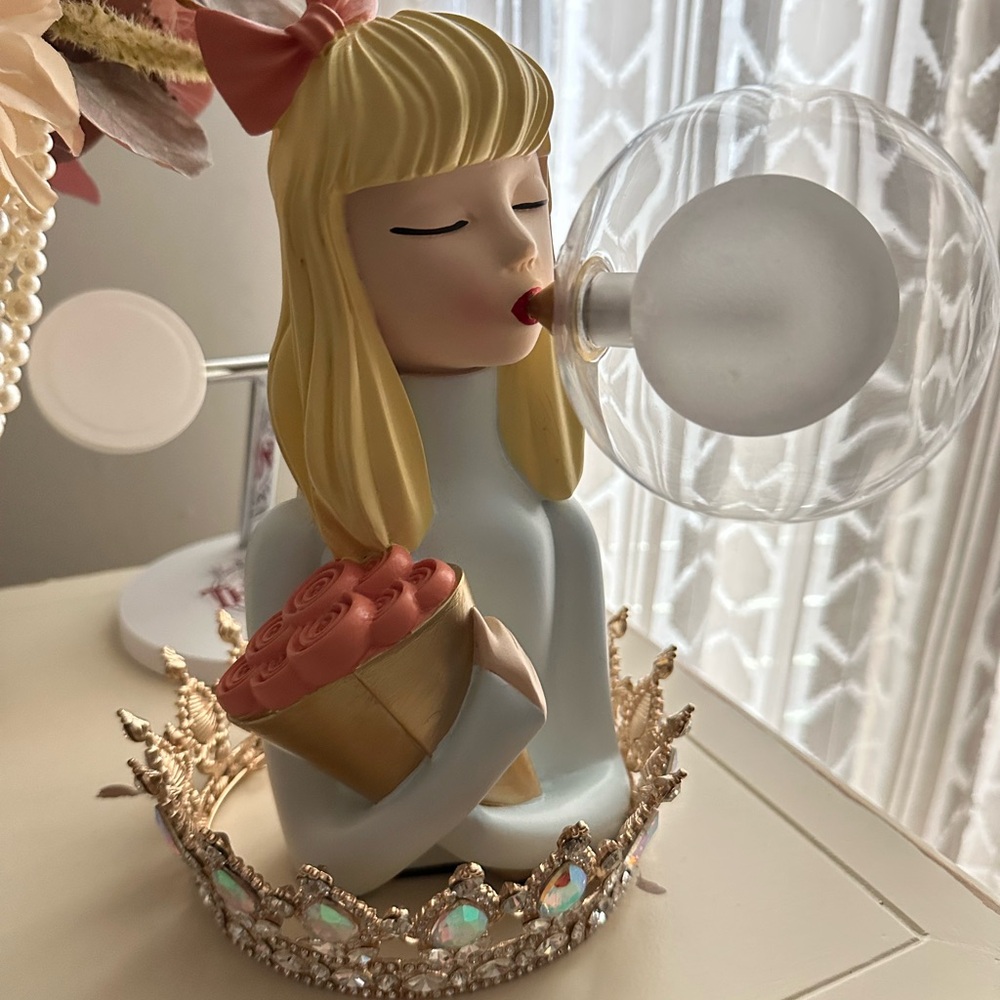 Chic Blonde Figurine with Bubblegum and Roses lamp